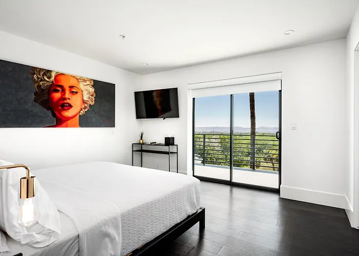 Camelback Mountain Mansion - Micro-resort, Views, Golf, Heated Pool, Game Holiday home Phoenix
